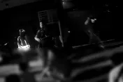 影/汐止情侶嬉鬧「丟花束」至馬路！路人移開遭嗆爆衝突　烙6人到場大亂鬥