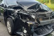 無號誌路口車禍！金門轎車卡進貨車底「車頭全毀」　2傷送醫