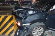 快訊/台中死亡車禍！自撞快車道紐澤西護欄「車頭全毀」男駕駛送醫不治