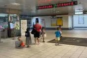 捷運驚見「超級阿嬤1打6」！網友驚呆狂讚：真的是英雄