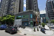 口水女店員玩完了！可不可總部提告　請來2大律師「打過男星性侵案」
