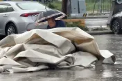 快訊/狂風暴雨夾擊！斗南田徑場帆布遭吹落　躲雨民眾「驚嚇狂奔」