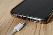 睡覺充電燒壞10萬手機！　3C達人公開「充電4祕訣」