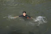 影/奧運倒數計時！巴黎市長跳入塞納河親證「水質沒問題」　法媒批：作秀