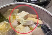 吃小火鍋驚見「白色塑膠物」！她險當成凍豆腐吞下肚　網嚇死：馬桶零件