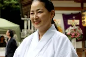 媽媽桑「華麗轉身」變神社宮司！昔為還債輟學入行　29歲在銀座開酒店