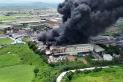 影/另角度恐怖空拍！台南工廠爆炸屋頂炸飛　農地拔起黑煙惡龍