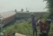 急抱行李逃出車廂畫面曝光！印度北方火車嚴重出軌　翻覆受損傷亡慘重
