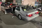 影/高雄男開車「昏迷衝撞騎樓」撞整排機車　送醫搶救不治