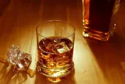 高雄女男模店一夜喝14萬賴帳　神隱1年又現身消費收電擊棒影片嚇歪