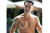 53歲黃少祺燦笑曬「大肌肌」！李家慶認拍戲對他告白3字　不怕被比身材