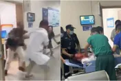影/追殺畫面曝！病患家屬持刀闖診間狂捅　醫生滿臉鮮血不治…網曝「砍錯人」