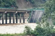陝西高速大橋突垮塌「大小車如下餃子墜河」　已知11死逾30人失蹤