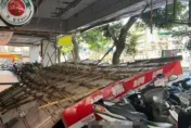 降肉！士林通訊行天花整片板坍方「壓垮整排機車」　網笑：名副其實的地標
