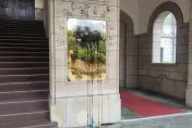 快訊/司法院大門遭潑黑漆蓋黑手印　中正一警：鎖定嫌犯追緝中