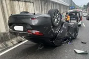 快訊/2車嚴重追撞！國一高雄九如段1車「烏龜翻」　1男童傷勢不明送醫