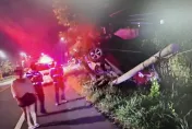 祖先保佑！林園轎車自撞電桿栽入溝　19歲女和乘客僅輕傷