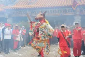 影/南投城隍爺生日「七爺、八爺」夜送平安餅　鋼管妹隨車遶境