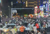 如保齡球瓶被撞倒！湖南轎車失速衝入鬧區　「被捲入車底」多人受傷