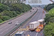 快訊/暫時全線封閉！國3北上138k「大型聯結車貨物散滿車道」