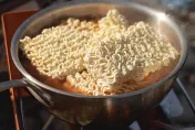 超商「臭豆腐泡麵」買1送1！網嗨喊「人品大爆發」：整箱搬走