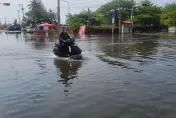 影/台灣水都！東港、旗津「海水倒灌」淹水第4天　居民苦不堪言