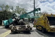 快訊/生死一瞬！林口吊車滑下拖板車「吊臂狠擊垃圾車」險釀傷亡