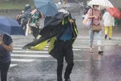 全台劇烈變天！15縣市大雨特報　鋒面豪雨狂炸西半部