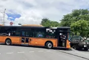 快訊/撞擊瞬間曝！北市小貨車正面對撞公車　駕駛雙腿骨折昏迷送醫