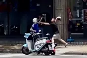 影/街頭對決！板橋2機車騎士行車糾紛　安全帽狠K打到流鼻血