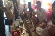 囂張販毒集團！擄人拖公墓球棒暴打　日月潭開毒趴…警破門逮8惡棍
