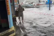 影/颱風逢大潮！高雄旗津「海水倒灌」...水淹腳踝　台南安平抽水機上陣
