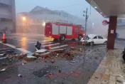 快訊/強颱凱米肆虐！花蓮5樓頂加鐵皮墜地砸車　母命危、兒子昏迷急送醫
