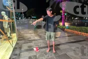 獨/直擊！唐治平颱風夜信義商圈遊蕩　紅白拖脫了又穿頻說「髒東西跟著我」