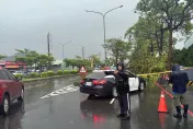 凱米狂風拔起高雄路樹！2騎士閃避不及慘遭擊落