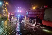 快訊/花蓮吉安汽車材料行暗夜火警　道路變小河消防人員涉水搶救