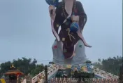 影/高雄鳳山寺險變水上樂園！架高「濟公像」腳底差點碰水　現場畫面曝