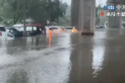 影/貓羅溪暴漲！情侶颱風天甜蜜睡車上「洪水鬧場淹進車」　驚見30多車泡水
