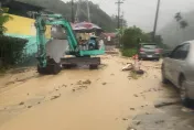 影/凱米豪雨灌南投！南投綠美橋車輛「慘泡水裡」　水里鄉108巷「土石流淹成小溪」