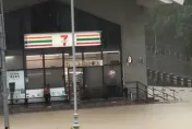 凱米颱風雨炸高雄！月世界泡水、道路變河流　網紅超商慘被洪水圍困