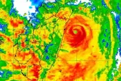 影/「護國神山」對決凱米颱風！颱風眼消失　氣象粉專：神奇的力量