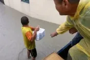 揪甘心！嘉義鹿草洪水圍困　善心企業家擔心「老人家肚子餓」…涉水派送便當