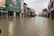 高雄美濃暴雨多恐怖？馬路變黃河　一張「路邊欄杆險滅頂」照看出驚人雨勢