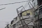 影/恐怖！台南「歪斜」鷹架搖搖欲墜嚇壞路人　12秒驚悚片曝