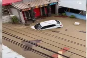 影/車車不要走！高雄小巷變漂漂河　白色掀背車神奇急閃天公廟