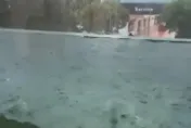 高雄淹水慘況曝！居家景觀落地窗「陽台慘變水族箱」　主委加碼送小噴泉