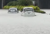 影/凱米肆虐！屏東變汪洋車淹半輛高　長者搭「坐桶仔」脫困