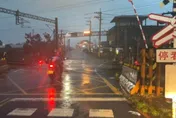 影/蹂躪畫面曝光！台鐵西部幹線「地基掏空」　「暴雨+狂風」煉獄般肆虐