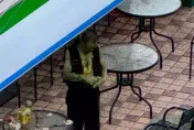 影/血染超商櫃台！中壢醉漢騷擾男子遭怒棍伺候爆頭　滿身血奔逃求救