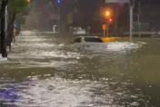 快訊/凱米甩尾襲高雄！豪雨狂炸各地　楠梓近梓官區域嚴重淹水